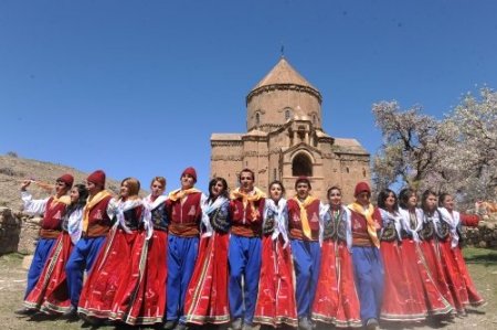 'Turizm Haftası' etkinlikleri, Akdamar Adası'nda halaylarla başladı