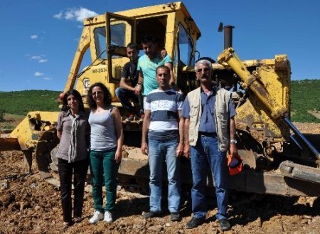 Turizm mezunu bayan, iş bulamayınca dozer operatörü olmaya karar verdi