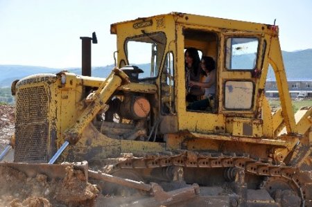 Turizm mezunu bayan, iş bulamayınca dozer operatörü olmaya karar verdi