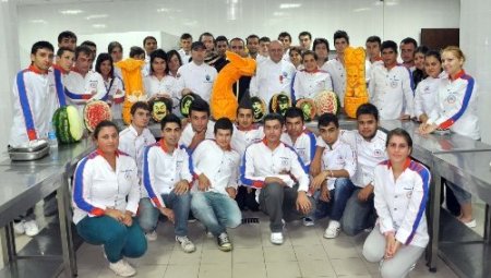 Turizm öğrencileri, karpuz üzerine Atatürk süslemesi yaptı