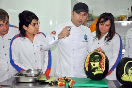 Turizm öğrencileri, karpuz üzerine Atatürk süslemesi yaptı