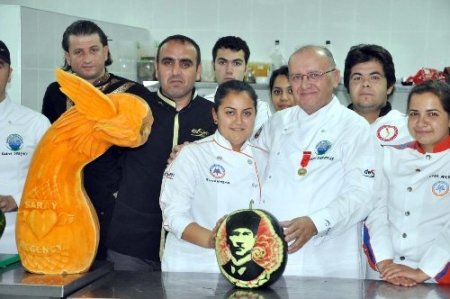 Turizm öğrencileri, karpuz üzerine Atatürk süslemesi yaptı