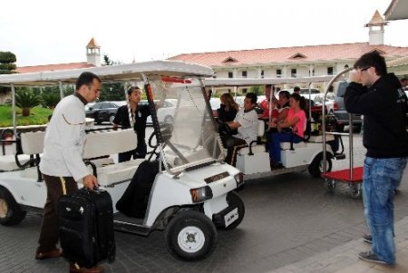 Turizmde kalıcılığı gülen yüzleriyle bellboylar sağlıyor