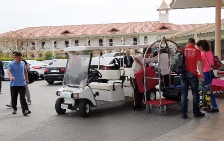 Turizmde kalıcılığı gülen yüzleriyle bellboylar sağlıyor
