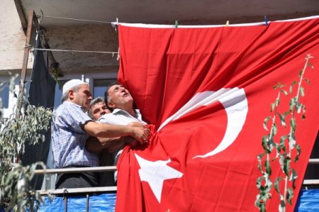 Türk bayrağına sarılan şehit babası: Oğlum, bayrağın asıldı sana kurban olurum