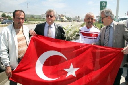 Türk bayrağını İstanbuldan Samsun’a koşarak taşıdı