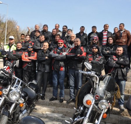 Türk Chopper üyeleri, güvenli motosiklet kullanıma örnek oluyor