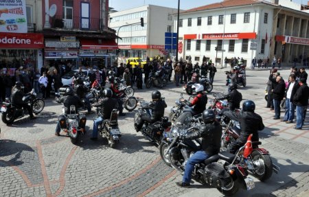 Türk Chopper üyeleri, güvenli motosiklet kullanıma örnek oluyor