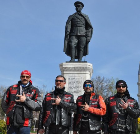 Türk Chopper üyeleri, güvenli motosiklet kullanıma örnek oluyor