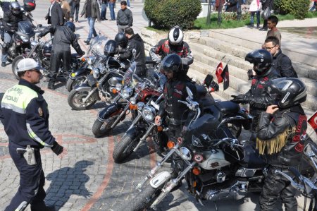 Türk Chopper üyeleri, güvenli motosiklet kullanıma örnek oluyor