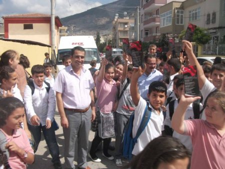 Türk Eğitim-Sen okullarda Bayrak şiirli ayraç dağıttı