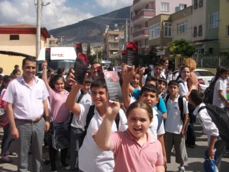 Türk Eğitim-Sen okullarda Bayrak şiirli ayraç dağıttı