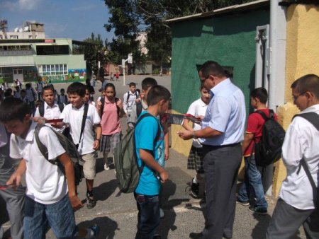 Türk Eğitim-Sen okullarda Bayrak şiirli ayraç dağıttı