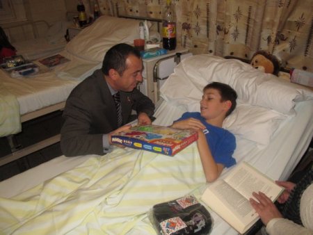 Türk işadamları hasta çocuklara hediye dağıttı, başhekim şaşkınlık geçirdi