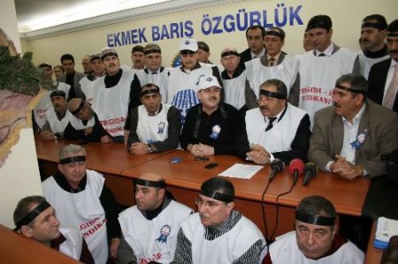 Türk-iş'e Bağlı Sendika Şube Başkanlarından Tekel İşçilerine Destek İçin Açlık Grevi