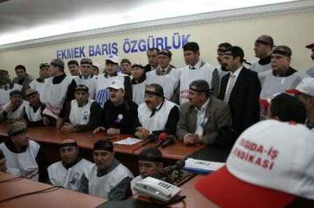 Türk-iş'e Bağlı Sendika Şube Başkanlarından Tekel İşçilerine Destek İçin Açlık Grevi