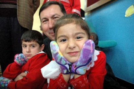 Türk Kızılayı'ndan Öğrencilere Eldiven Ve Kırtasiye Yardımı