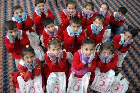 Türk Kızılayı'ndan Öğrencilere Eldiven Ve Kırtasiye Yardımı
