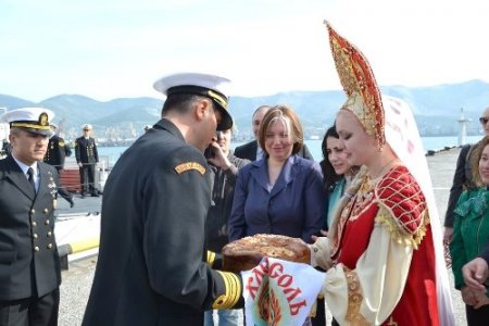 Türk komutanlar Rusya’da tuz ve ekmekle karşılandı