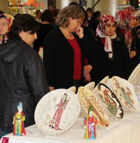 Türk mitolojisini çiniye yansıtan Alanyalı bayanlar ürünlerini görücüye çıkardı