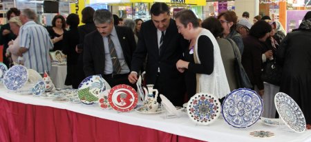 Türk mitolojisini çiniye yansıtan Alanyalı bayanlar ürünlerini görücüye çıkardı