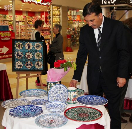 Türk mitolojisini çiniye yansıtan Alanyalı bayanlar ürünlerini görücüye çıkardı