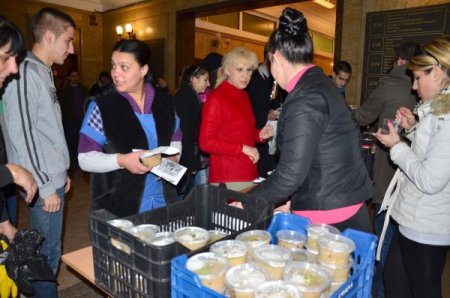 Türk öğrenciler, Sofya Üniversitesi'nde aşure dağıttı