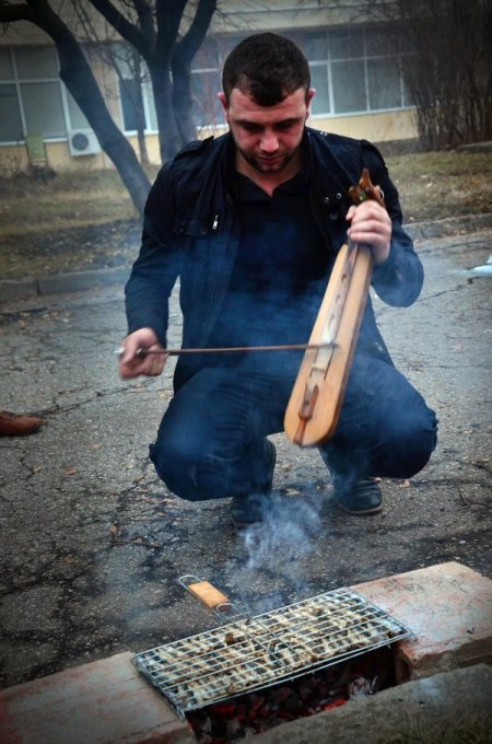 Türk öğrenciler hamsi partisinde horon tepti