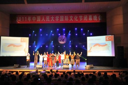 Türk Öğrencilerin Çin’deki Kolbastı Şovu Büyük Beğeni Topladı