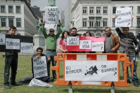 Türk Öğrencilerin Vize Eylemi Ses Getirdi