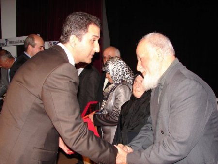 Türk okullarında görev yapan öğretmenlerin anne ve babalarına plaket verildi