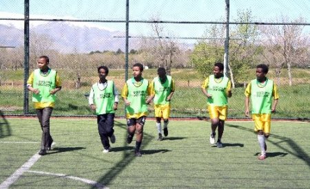 Türk okulun futbol takımının tamamı Somalili gençlerden oluşuyor