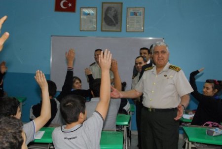 Türk okulunu ziyaret eden Genelkurmay Başkanı Özel’e öğrencilerden büyük ilgi