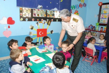 Türk okulunu ziyaret eden Genelkurmay Başkanı Özel’e öğrencilerden büyük ilgi
