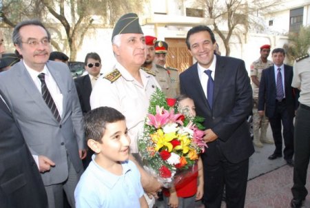 Türk okulunu ziyaret eden Genelkurmay Başkanı Özel’e öğrencilerden büyük ilgi