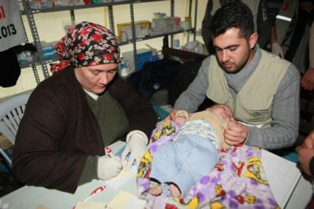 Türk sağlık ekibi, Suriye’nin Kah kasabasında sağlık taraması yaptı