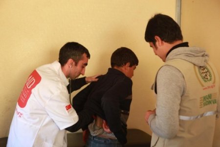 Türk sağlık ekibi, Suriye’nin Kah kasabasında sağlık taraması yaptı