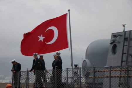 Türk Savaş Gemileri Rusya'da Tuz Ve Ekmekle Karşılandı