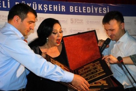 Türk sinemasının sultanı Türkan Şoray, konuşması kesilmek istenince sinirlendi