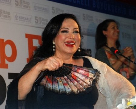 Türk sinemasının sultanı Türkan Şoray, konuşması kesilmek istenince sinirlendi