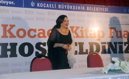 Türk sinemasının sultanı Türkan Şoray, konuşması kesilmek istenince sinirlendi