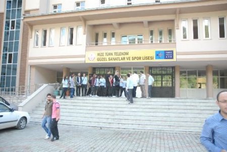 Türk Telekom Güzel Sanatlar Ve Spor Lisesi'nde Veliler Okul Yoluna Tepkili