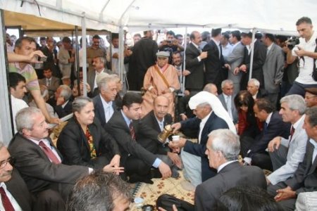 Türk Ve Metinan Eşiretleri Arasında 26 Yıldır Süren Kan Davası Barış Yemeğiyle Tatlıya Bağlandı