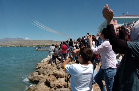 Türk Yıldızlarından Van Gölü Üzerinde Muhteşem Gösteri