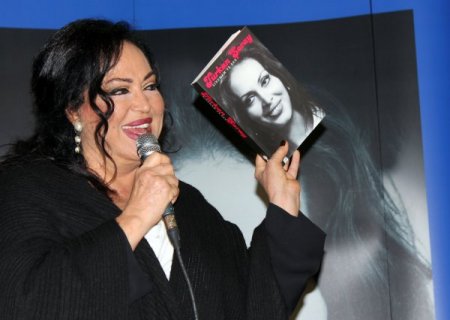 Türkan Şoray, imza gününde hayranlarıyla buluştu