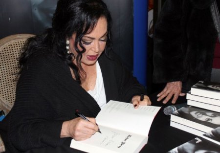 Türkan Şoray, imza gününde hayranlarıyla buluştu