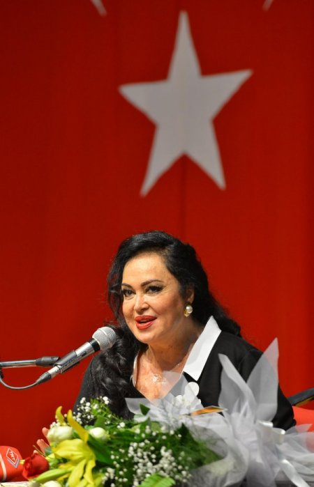 Türkan Şoray'a İzmir'de büyük ilgi