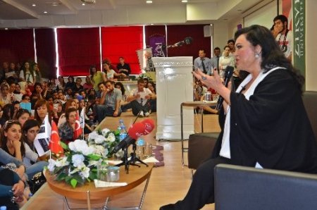 Türkan Şoray’dan 'Akil İnsanlar'a destek