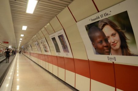 Türkçe Olimpiyatı Fotoğrafları Metro İstasyonunda
