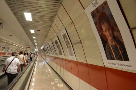 Türkçe Olimpiyatı Fotoğrafları Metro İstasyonunda